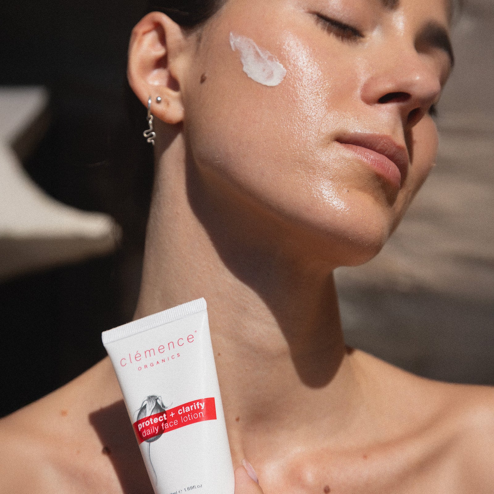 防护 + 净化日常面部乳液 SPF15